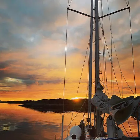 Weekend Liveaboard Sailing Tour Botel *